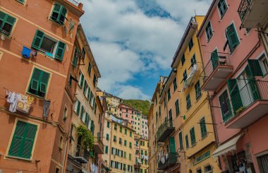 Riomaggiore (Cinque Terre renkli evlerin bir resim).