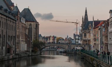 Binalar ve bir köprü bir kanalda Ghent bitişik bir resim.