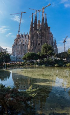 Sagrada Familia yakın gölet üzerinde görülen bir resim.
