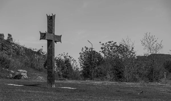 Ein Schwarz Weiß Bild Eines Kreuzes Vor Der Bagrati Kathedrale — Stockfoto