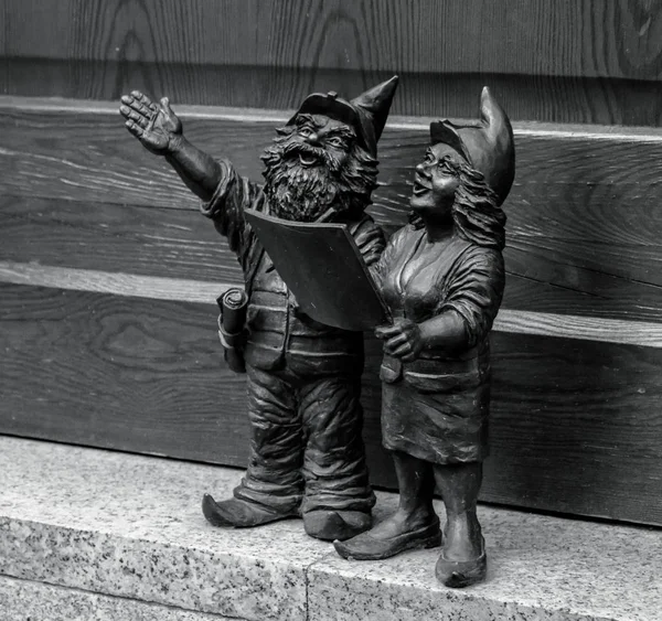 Une Image Noir Blanc Une Des Nombreuses Statues Gnome Parsemées — Photo