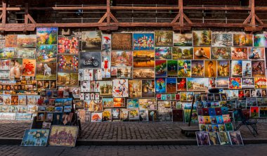 Pijarska Caddesi 'nde satışta olan resimlerin resmi (Krakow).
