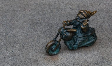 Wroclaw 'da görüldüğü gibi motorcu bir cücenin resmi.