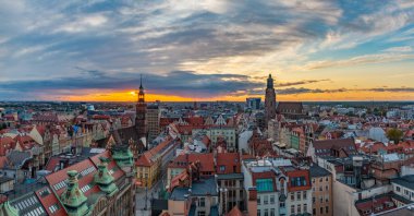Gün batımında Wroclaw 'ın panoramik görüntüsü.