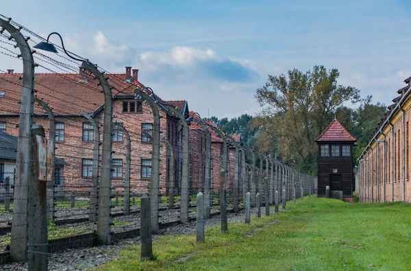 奥斯威辛集中营一号了望塔和铁丝网围栏的照片 靠近入口 — 图库照片
