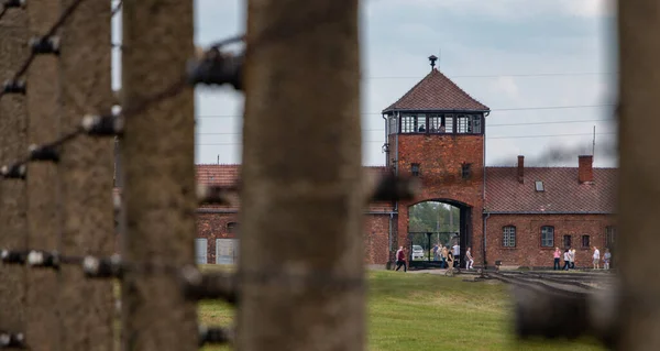 Ein Bild Des Eingangs Durch Die Zäune Von Auschwitz Birkenau — Stockfoto