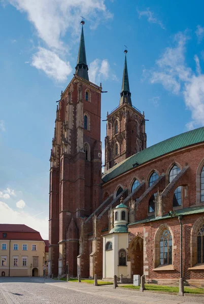 Aziz Vaftizci Yahya Katedrali 'nin yan cephesinin bir resmi (Wroclaw).