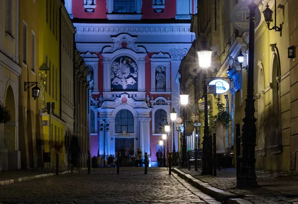 Una Toma Nocturna Calle Swietoslawska Cerca Plaza Del Mercado Poznan — Foto de Stock