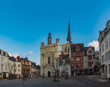 Saumur 'daki Saint-Pierre yerinin bir resmi..