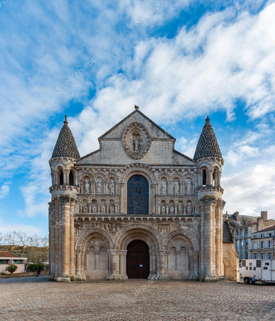 Imagen de la fachada frontal de la iglesia de NotreDame la Grande en