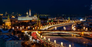 Gece Moskova 'nın Kremlin bölgesine odaklanmış bir fotoğrafı..