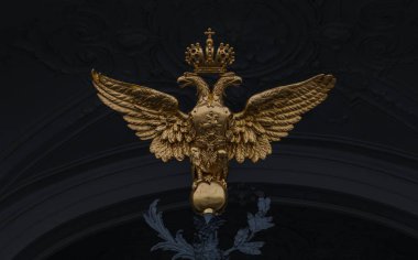 Hermitage 'ın merkez kapılarında iki başlı bir altın kartal resmi..
