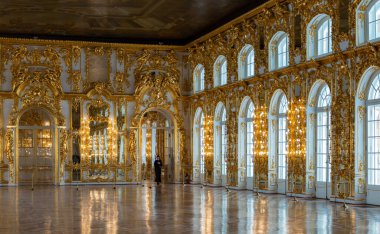 Saint Petersburg yakınlarındaki Catherine Sarayı 'nın büyük salonunun resmi..