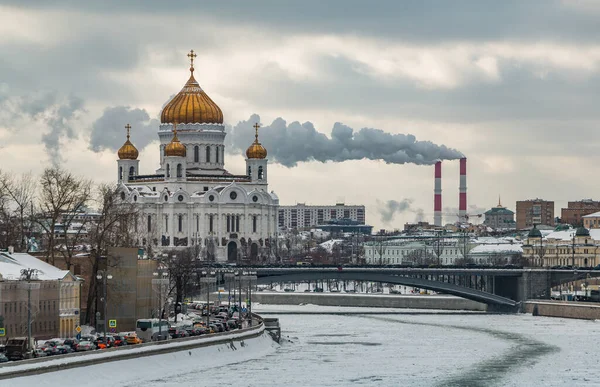 Kurtarıcı İsa 'nın (Moskova) Kızıl Meydan' ın önündeki köprüden çekilmiş bir fotoğrafı..