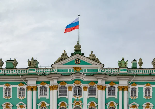 Hermitage 'ın ön cephesinin üst orta bölümünün bir resmi..