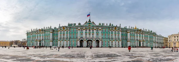 Hermitage 'ın ana cephesinin saray meydanından çekilmiş bir manzarası..