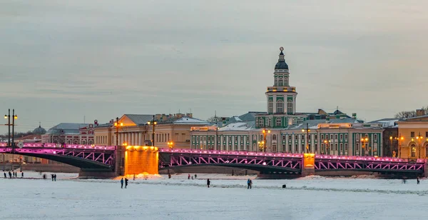 Kunstkamera 'nın (Rusya' nın ilk müzesi) günbatımında yanan köprünün arkasında görülen bir resmi.