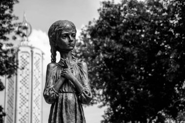 Kiev 'deki Holodomor Soykırımı anıtlarından birinin siyah beyaz bir resmi..