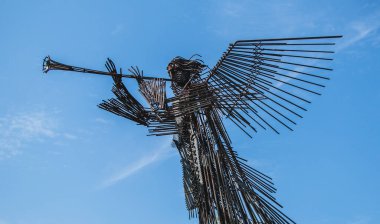 Taşınmış Köyler Anıt Kompleksinin siren heykelinin bir resmi (Çernobil).