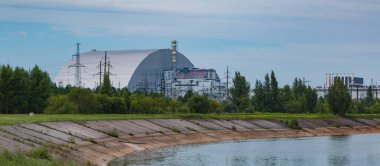 Çernobil Nükleer Santrali 'nin üçüncü ve dördüncü reaktörlerinin fotoğrafı. Son zamanlardaki dev kubbe dördüncüyü kaplıyor..