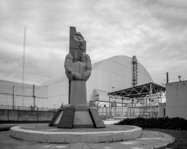 Çernobil nükleer santralinin önündeki anıtın siyah beyaz bir resmi..