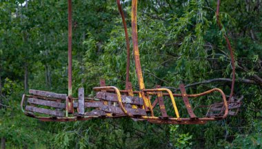 Pripyat 'ın eğlence parkında bir atlıkarıncanın koltuklarının resmi dolaşır..