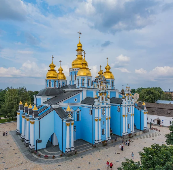 St. Michael 's Altın Kubbe Manastırı' nın çan kulesinde görülen bir resmi..