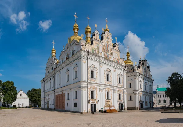 Kiev Pechersk Lavra Manastırı 'nın panorama resmi..
