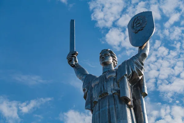 Kiev 'deki Anavatan Anıtı' nın tepesinde..