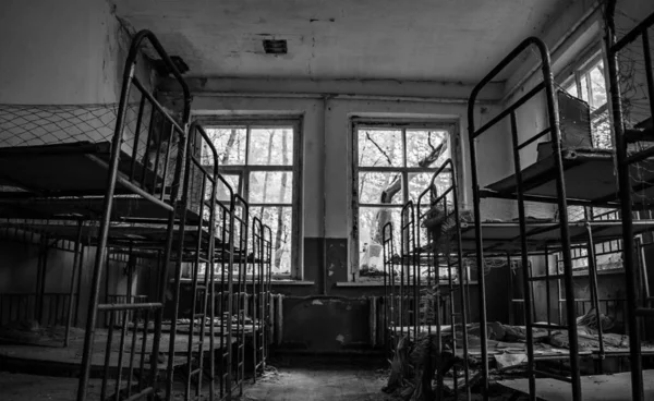 Egy Fekete Fehér Kép Emeletes Ágyakról Egy Elhagyatott Óvodában — Stock Fotó