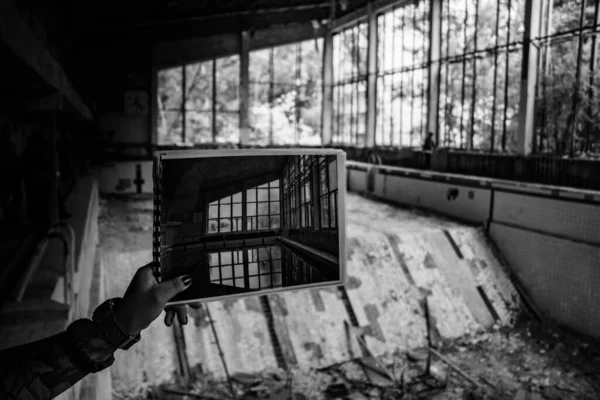 Uma Foto Preto Branco Alguém Mostrando Uma Foto Piscina Pripyat — Fotografia de Stock
