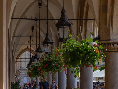 Kumaş Salonu 'nun (Krakow) yan oyun salonlarından birinin resmi.).