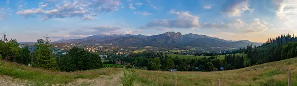 Una Foto Panoramica Zakopane Cullata Dai Monti Tatra Scattata Punto — Foto Stock