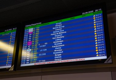 Varşova Chopin Havaalanı 'ndaki bir uçuş ekranının resmi..