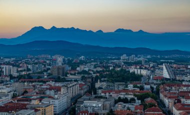 Gün batımında Ljubljana 'nın kuzey tarafının bir resmi..