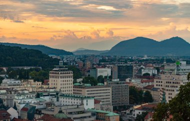 Gün batımında Ljubljana 'nın kuzeybatı tarafının bir resmi..