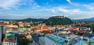 Ljubljana 'nın günbatımında Ljubljana Kalesi' nde çekilmiş bir panorama resmi..