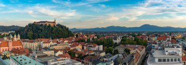 Ljubljana 'nın günbatımında Ljubljana Kalesi' nde çekilmiş bir panorama resmi..