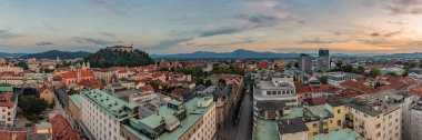 Ljubljana 'nın günbatımında Ljubljana Kalesi' nde çekilmiş bir panorama resmi..