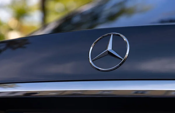 Imagen Primer Plano Del Logotipo Mercedes Benz Parte Posterior Coche — Foto de Stock