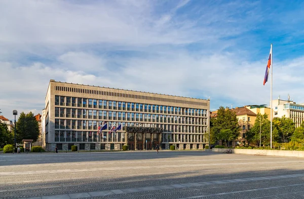 Slovenya Ulusal Meclis Binası 'nın bir resmi.