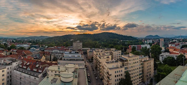 Panoramatický Snímek Západu Slunce Nad Zeleným Územím Rozniku Městem Lublaň — Stock fotografie