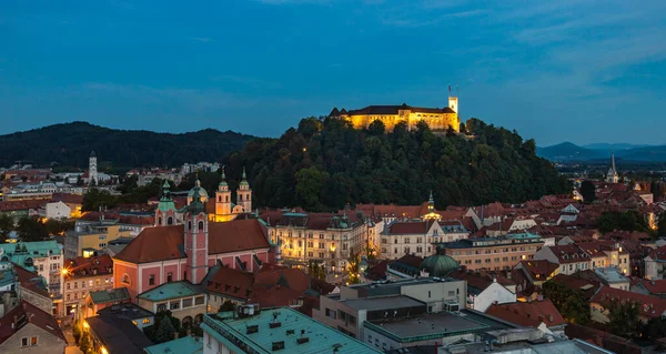 Une Photo Ljubljana Dominée Par Château Ljubljana Dans Soirée — Photo