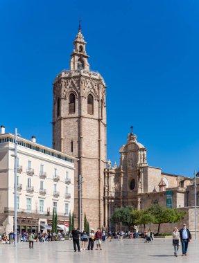 Valencia Katedrali 'nin bir parçası olarak El Micalet' in resmi..