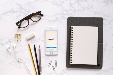 Bangkok, Tayland - Haziran 21,2018: düz yatıyordu ve çalışma alanı Danışma: Apple iphone ile LinkedIn kullanma üstünde belgili tanımlık perde. LinkedIn sosyal ağ hizmeti iş odaklı olduğunu.