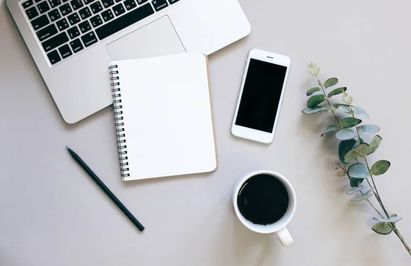 Creativo Plano Laico Foto Escritorio Del Espacio Trabajo Con Teléfono — Foto de Stock