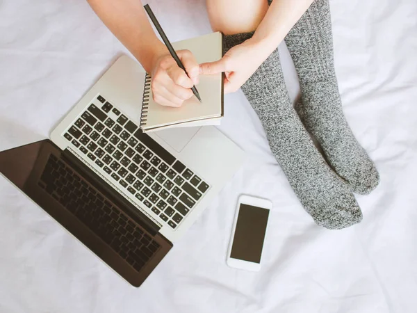 Pohled Shora Žena Nohy Ponožky Psaní Notebooku Přes Notebook Smartphone — Stock fotografie