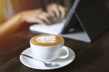 Güneş ışığı, yaşam kavramı ile kafede tablet yazarak hipster Asyalı kadın  