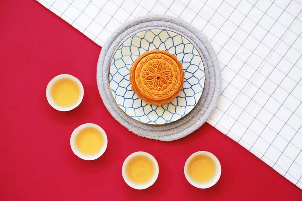 Плоская Укладка Китайского Лунного Торта Горячим Чаем Скатерти Красным Фоном — стоковое фото