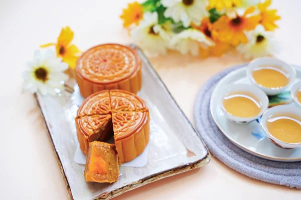 Bovenaanzicht Van Chinese Moon Cake Met Hete Thee Bloem Gele — Stockfoto